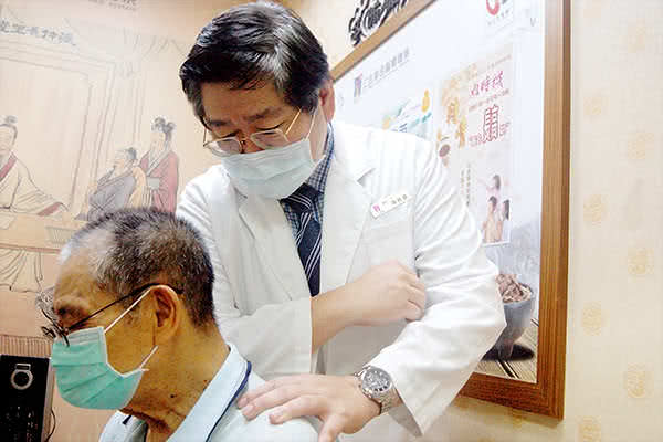 新北三重仁安堂中醫診所醫師診治照片
